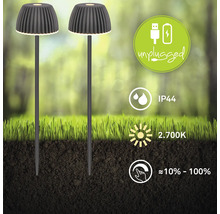 Zwei LED-Außenleuchten mit Erdspieß und gefaltetem Schirm. USB-aufladbar, IP44, 2700 Kelvin, dimmbar von circa 10 bis 100 Prozent.
