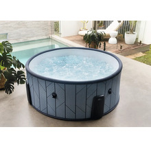 Runder aufblasbarer Whirlpool mit geometrischem Muster und sprudelndem Wasser auf einer hellen Terrasse neben einem Pool und Holzdeck.