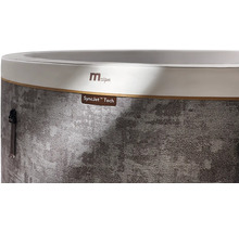 Nahaufnahme eines MSpa Whirlpools mit MSpa Logo und SyncJet Tech Kennzeichnung auf grauer, strukturierter Außenwand.