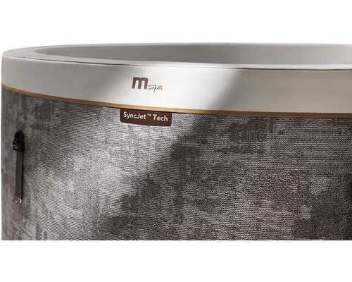 Nahaufnahme eines MSpa Whirlpools mit MSpa Logo und SyncJet Tech Kennzeichnung auf grauer, strukturierter Außenwand.