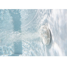 Whirlpooldüse unter Wasser mit austretendem Luft- und Wasserstrahl im Pool.