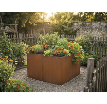 Quadratisches Hochbeet aus Cortenstahl im Garten, bepflanzt mit Gemüse, Kräutern und Blumen auf Kiesuntergrund.