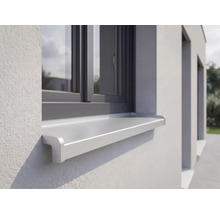 Außenfensterbank aus Metall an einer Fassade unter einem Fenster.