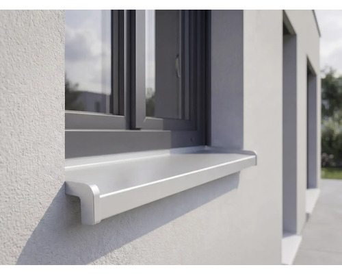 Außenfensterbank aus Metall an einer Fassade unter einem Fenster.