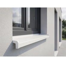 Weiße Außenfensterbank montiert an einer hellen Hausfassade unter einem dunklen Fensterrahmen.