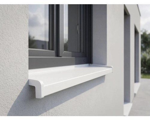 Weiße Außenfensterbank montiert an einer hellen Hausfassade unter einem dunklen Fensterrahmen.