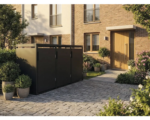 Moderne Mülltonnenbox aus Metall für drei Abfallbehälter in einem gepflasterten Vorgarten vor einem Backsteinhaus mit Pflanzen.