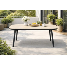 Moderner Gartentisch auf einer Terrasse mit Tischplatte in Holzoptik und schwarzem Metallgestell, umgeben von Pflanzen.