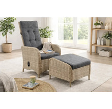 Verstellbarer Gartensessel mit Hocker aus Polyrattan-Geflecht und Polsterauflagen in einem hellen, organisierten Raum mit Pflanzen.