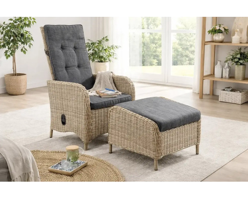Verstellbarer Gartensessel mit Hocker aus Polyrattan-Geflecht und Polsterauflagen in einem hellen, organisierten Raum mit Pflanzen.