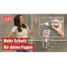 Frau präsentiert Lugato Fugen-Perle vor einer gefliesten Wand mit Wassertropfen, Detailansicht der Fugenversiegelung und Produktverpackung, Lugato Logo.