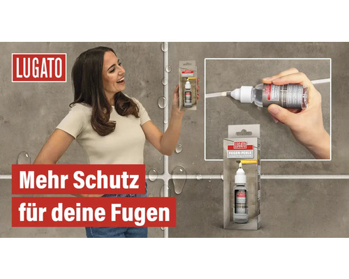Frau präsentiert Lugato Fugen-Perle vor einer gefliesten Wand mit Wassertropfen, Detailansicht der Fugenversiegelung und Produktverpackung, Lugato Logo.