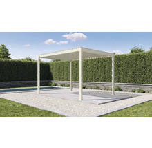 Weiße freistehende Pergola mit Lamellendach in einem modernen Garten neben einem Pool und einer Hecke.