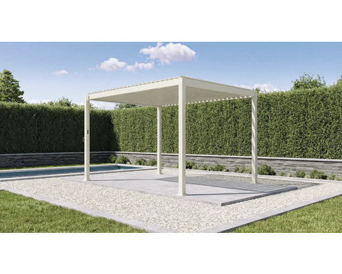 Weiße freistehende Pergola mit Lamellendach in einem modernen Garten neben einem Pool und einer Hecke.