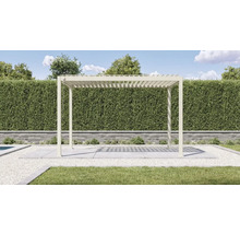 Freistehende Pergola mit Lamellendach aus Aluminium in Beige auf einer Terrasse im Garten vor einer Hecke.