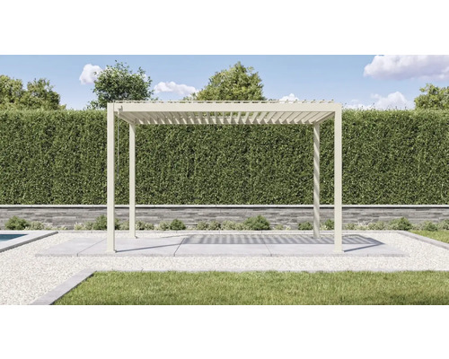 Freistehende Pergola mit Lamellendach aus Aluminium in Beige auf einer Terrasse im Garten vor einer Hecke.