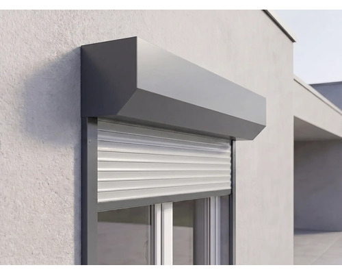 Vorbaurollladen mit grauem Kasten und hellen Lamellen, montiert über einem Fenster an einer Hauswand.