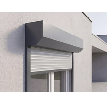 Vorbaurollladen mit anthrazitfarbenem Kasten und hellgrauen Lamellen, montiert an einer Außenwand über einem Fenster.