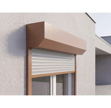 Brauner Vorbaurollladen mit eckigem Kasten und hellgrauen Lamellen, montiert an einer Hauswand.