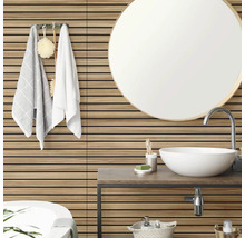 Modernes Badezimmer mit Wandpaneelen in Holzoptik mit horizontalen Lamellen, einem runden Spiegel und einem weißen Aufsatzwaschbecken.