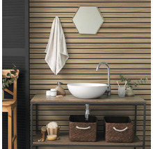 Modernes Badezimmer mit Wandpaneelen aus Holzlamellen, weißem Aufsatzbecken auf einem Holzregal und einem hexagonalen Spiegel.