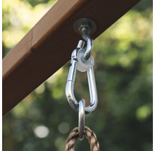 Schaukelhaken aus Metall mit Karabiner an einem Holzbalken zur Befestigung eines Schaukelseils.