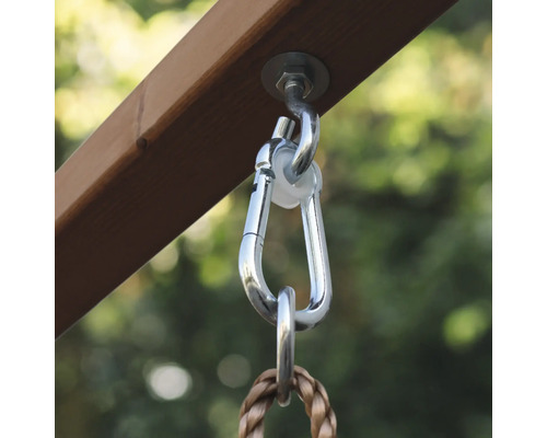 Schaukelhaken aus Metall mit Karabiner an einem Holzbalken zur Befestigung eines Schaukelseils.