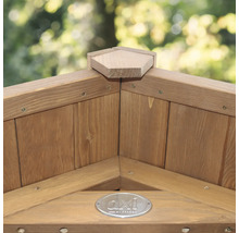 Detailansicht einer Eckverbindung aus Holz mit AXI Logo und sichtbaren Schrauben.