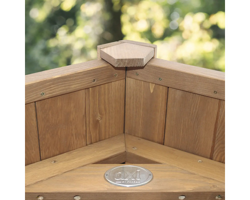 Detailansicht einer Eckverbindung aus Holz mit AXI Logo und sichtbaren Schrauben.