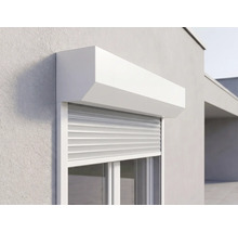Weißer Vorbaurollladen mit eckigem Kasten an einem Fenster montiert, helle Fassade.