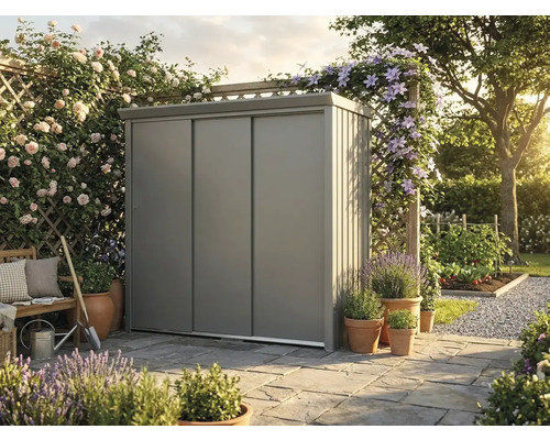 Moderner Geräteschrank aus Metall mit Schiebetüren auf einer Steinterrasse in einem hellen, organisierten Garten mit Blumen und Pflanzen.