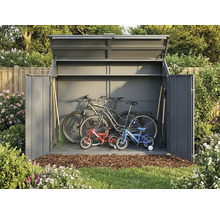 Offener Metall-Fahrradunterstand im Garten mit zwei Erwachsenenfahrrädern, zwei Kinderfahrrädern, einem Rechen und einer Schaufel.