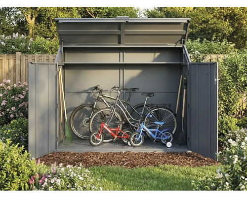 Offener Metall-Fahrradunterstand im Garten mit zwei Erwachsenenfahrrädern, zwei Kinderfahrrädern, einem Rechen und einer Schaufel.