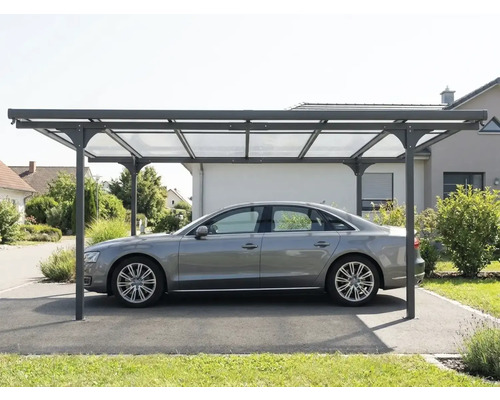 Freistehendes modernes Carport aus Metall mit lichtdurchlässigen Dachplatten, das ein Auto auf einer Einfahrt schützt.