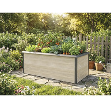 Hochbeet in Holzoptik mit dunklem Metallrahmen, bepflanzt mit Tomaten und Kräutern in einem hellen, organisierten Garten.