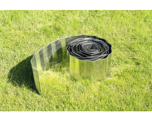 Verzinkte Rasenkante aus Metall in Wellenoptik auf einer Rasenfläche.