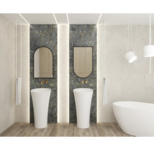 Modernes Badezimmer mit zwei weißen Säulenwaschbecken vor dunklen Marmorfliesen, zwei Spiegeln, goldfarbenen Armaturen und freistehender Badewanne.