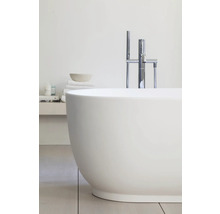 Freistehende ovale Badewanne mit bodenstehender Chrom-Armatur und Handbrause in einem hellen, modernen Badezimmer.