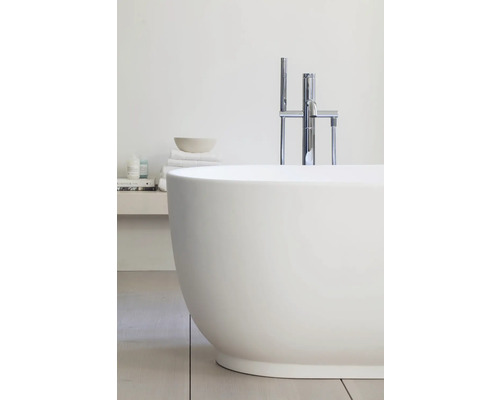 Freistehende ovale Badewanne mit bodenstehender Chrom-Armatur und Handbrause in einem hellen, modernen Badezimmer.