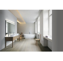 Modernes, helles Badezimmer mit Doppelwaschtisch, großem Spiegel, freistehender Badewanne, Holzboden und großen Fenstern.