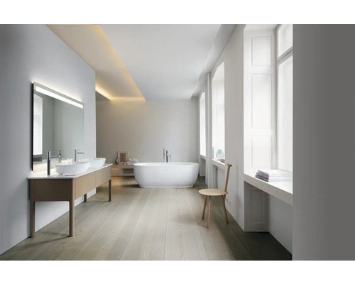 Modernes, helles Badezimmer mit Doppelwaschtisch, großem Spiegel, freistehender Badewanne, Holzboden und großen Fenstern.