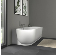 Modernes weißes ovales Wand-Badewannenmodell mit verchromter Armatur in einem minimalistischen Badezimmer mit Fliesenboden und Wanddekoration.
