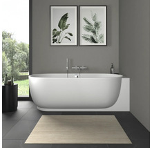 Modernes Badezimmer mit einer weißen ovalen freistehenden Badewanne, Wandarmatur, botanischen Wandbildern und einem hellen Teppich.