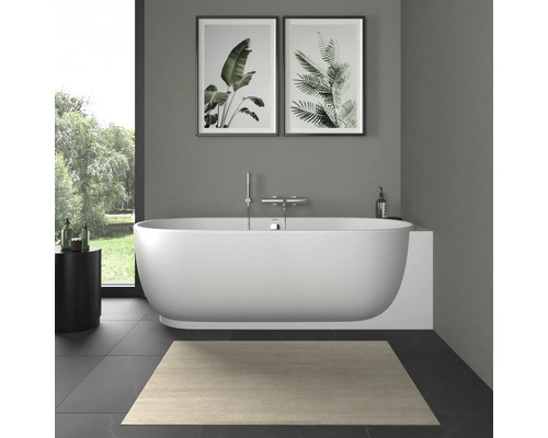 Modernes Badezimmer mit einer weißen ovalen freistehenden Badewanne, Wandarmatur, botanischen Wandbildern und einem hellen Teppich.