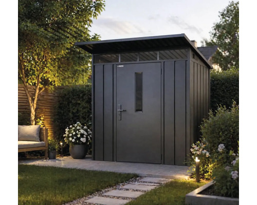 Modernes Metallgerätehaus mit Pultdach, einer Tür mit Fenster und Oberlichtern in einem Garten mit Gehwegplatten und Pflanzen.