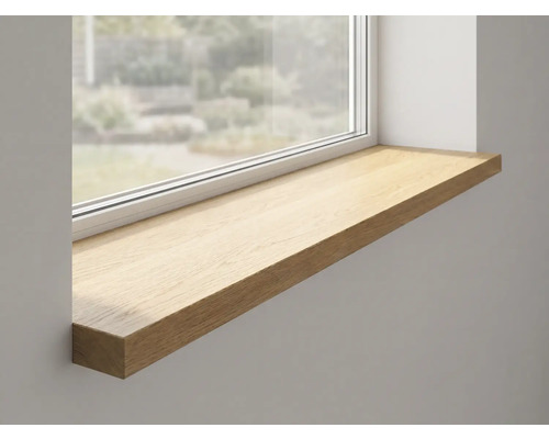 Moderne Fensterbank aus Eichenholz unter einem Fenster in einem hellen Raum.