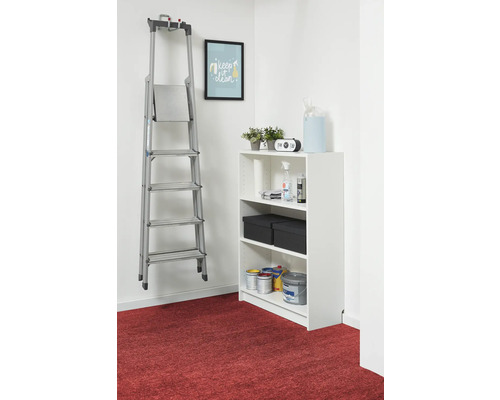 Organisierte Lagerfläche mit einer Aluminium-Stehleiter an einer Wandhalterung und einem weißen Regal mit Aufbewahrungsboxen und Farbeimern.