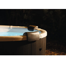 Nahaufnahme eines Whirlpools mit zwei schwarzen Nackenstützen am Beckenrand und dem MSpa Logo.