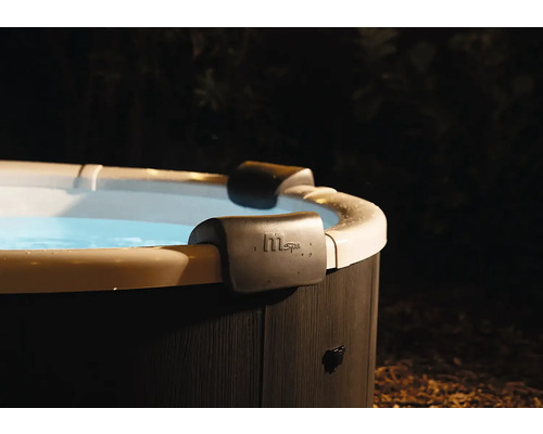 Nahaufnahme eines Whirlpools mit zwei schwarzen Nackenstützen am Beckenrand und dem MSpa Logo.