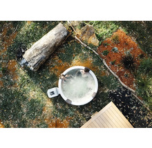 Aufblasbarer Whirlpool im Garten aus der Vogelperspektive mit zwei Personen, Baumstamm und Holzterrasse.
